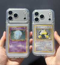 手持兩個 Flipside 透明手機殼，卡槽展示日版寶可夢舊版閃卡（果然翁、卡比獸）
