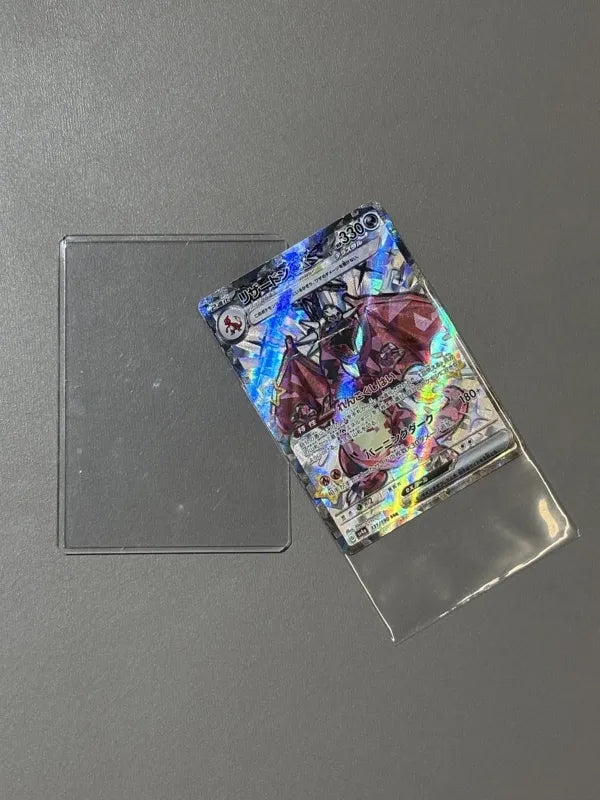 步驟二：將 Pokémon TCG 閃卡放入 Perfect Fit 硬卡套